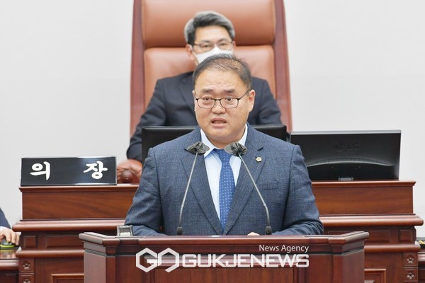 22일 오후 강봉직 도의원이  김광수 제주도교육감을 상대로 교육행정질문을 벌이고 있다.[사진=제주도의회]