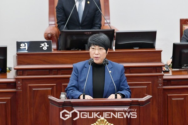 홍인숙 의원이 김광수 제주도교육감을 상대로 교육행정질문을 하고 있다.[사진=제주도의회=