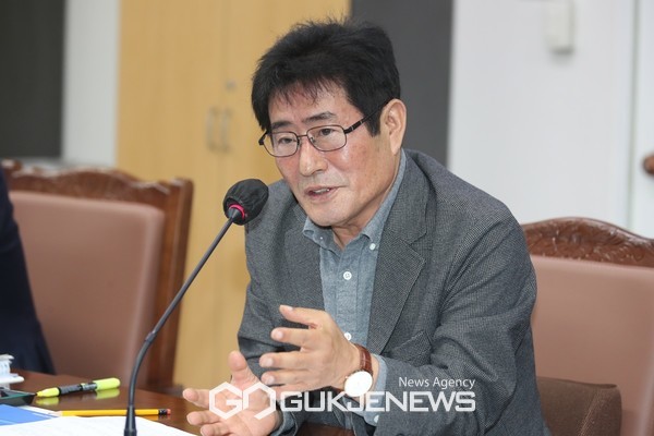 23일 열린 제주도의회 제411회 정례회 농수축산경제위원회 1차 회에서 고태민 의원(국민의힘, 애월읍갑)은 "상장기업 육성 프로그램을 제주테크노파크 공기관 등 대행사업으로 추진하는 것은 바람직하지 못하다"고 지적했다.[사진=제주도의회]