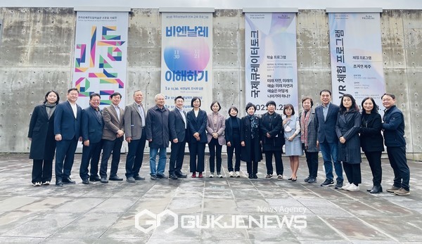 제주도의회 문화관광체육위원회(위원장 이승아)는  23일  제411회 제2차 정례회 기간 중 문화관광체육분과 의정자문위원들과 함께 제3회 제주비엔날레 현장을 방문해 행사 운영 상황을 점검했다.[사진=제주도의회]