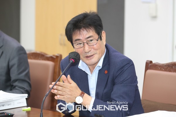 24일 제411회 정례회 농수축경제위원회 2차 회의서 고태민(국민의힘, 애월읍갑)의원은 "중소기업육성기금이 최근 고금리 경제상황을 맞아 이차보전 제도를 악용한 이자놀이 사례가 발생하고 있어, 유동성 자금 등을 확인해 실질적으로 어려움에 처한 중소기업체에 대한 지원이 이뤄져야 한다"고 밝혔다.[사진=제주도의회]