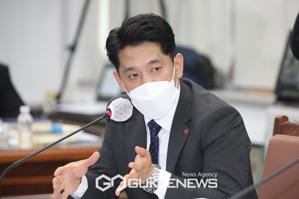 더불어민주당 한권 의원이 2023년도 제주특별자치도 예산안 심사에서 선8기의 대표 정책사업이 보이지 않는 등 어려운 경제여건에 처한 제주도민들의 기대를 충족시키기엔 부족한 예산 편성"이라고 지적했다.[사진=제주도의회]