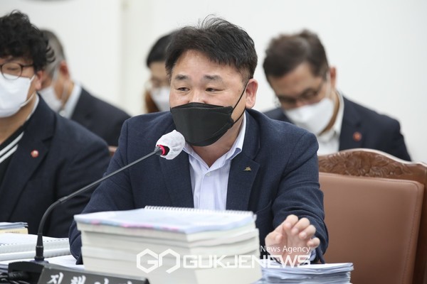 이중환 제주도 기획조정실장.[사진=제주도의회]