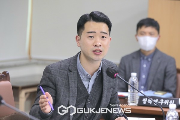 강경흠 의원(더불어민주당, 아라동)이 양질의 일자리 수요에 대응하기 위한 교육과정 운영이 절실하다는 지적을 제기했다.[사진=제주도의회]