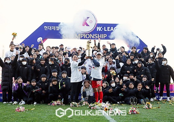 O técnico do Incheon Hyundai Steel, Kim Eun-sook, que levou o time a uma seqüência de 10 derrotas consecutivas, parabeniza o capitão Kim Hye-ri ao erguer o troféu do campeonato em uma cerimônia. 