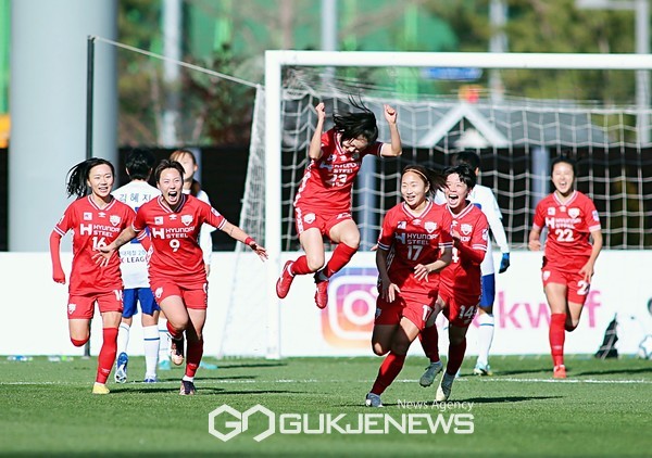 Incheon Hyundai Steel Lee Min-ah encantou os jogadores ao marcar o primeiro gol do time aos 8 minutos da segunda partida contra o Gyeongju KHNP no '2022 WK Lead Championship Match' realizado no Incheon Namdong Soccer Stadium no dia 26 (Foto = Repórter Kim Byung-young do International News)