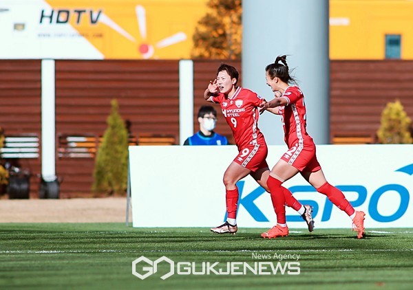 Jeong Seol-bin do Incheon Hyundai Steel encanta com Choi Yuri ao marcar o segundo gol do time aos 10 minutos na segunda partida contra o Gyeongju KHNP no '2022 WK Lead Championship' realizado no Incheon Namdong Soccer Stadium no dia 26 (foto) = Repórter Kim Byung-young de notícias internacionais)