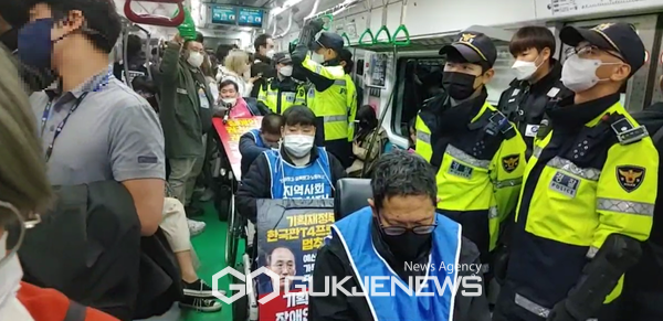 [속보]서울 지하철 4호선 전장연 시위 28일 이어진다...노조 파업 예고도 한몫'(사진=전장연 페이스북)