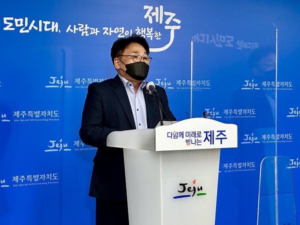 이중환 제주도 기획조정실장이 28일 오후 2시 제주도청 기자실에서 브리핑을 열고 민선 8기 오영훈 제주도정 첫 조직개편안을 발표했다.[사진=문서현 기자]