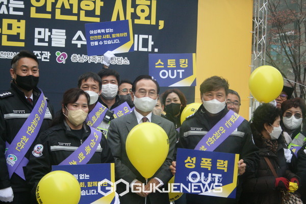 박상돈 천안시장이 기념식 참석자들과 기념 촬영을 하고 있다.(사진 국제뉴스/이원철 기자)