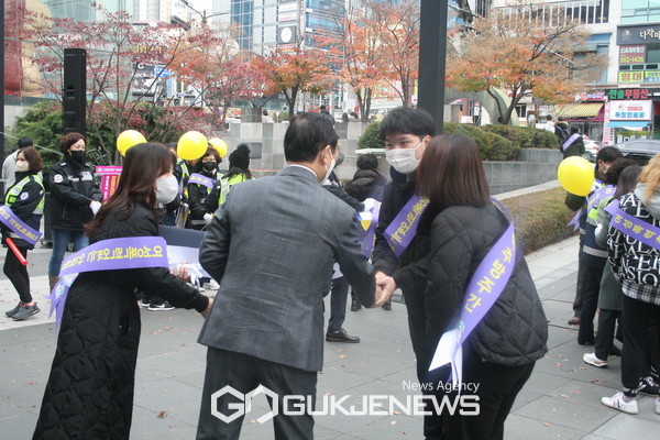 박상돈 천안시장이 캠페인 참석한 시민들과 인사를 나누고 있다(사진 국제뉴스/이원철 기자)