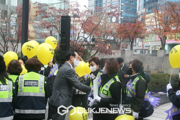 박상돈 천안시장이 참석한 시민들 한분한분 챙기며 안부 인사를 하고 있다(사진 국제뉴스/ 이원철 기자)