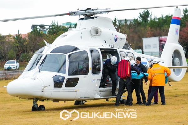 다음달 1일부터 제주지역에서 응급의료 전용헬기(닥터헬기)가 본격 운영에 돌입한다.  1회 출동 시 응급의료 전용헬기에는 4명(조종사 2, 의료진 2)명이 탑승한다.[사진=제주도]