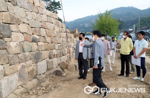 지난 9월 태안읍성 복원 사업 현장을 방문한 가세로 태안군수(사진 = 태안군 제공)
