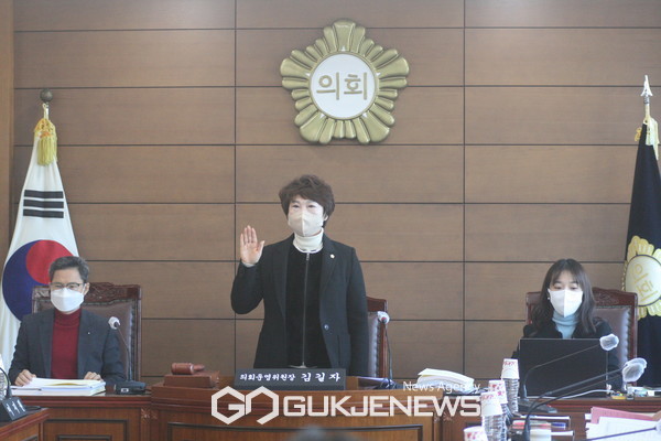 의회운영위원장 김길자 의원이 행정사무감사 시작전 선서를 하고 있다(사진 국제뉴스/이원철 기자)