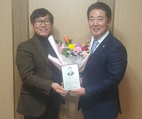 ▲전경선 부의장(오른쪽)은 지역사회 노인복지 증진을 위해 헌신한 공로를 인정받아 사회복지법인 이랜드복지재단 정영일 대표이사로부터 감사패를 받은 후 기념촬영을 하고 있다. ⓒ전남도의회