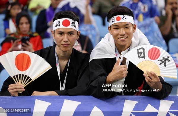 일본 대표팀을 응원하는 일본 팬들 사진/AFP