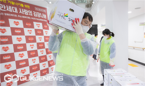 한국남부발전 김명수 상임감사위원(사진 가운데)과 직원들이 취약계층 어르신들의 겨울나기를 위한 김장나눔 봉사활동에 참여하고 있다