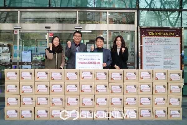 시립마포노인종합복지관 한국지역정보개발원 김장김치나눔 [사진=시립마포노인종합복지관]
