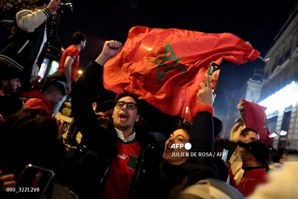 Os fãs de futebol marroquinos estão encantados por terem chegado às quartas de final pela primeira vez.  Foto cortesia/AFP