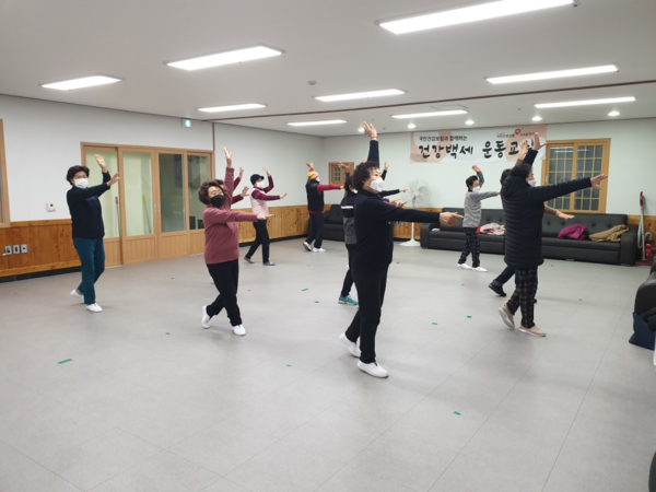 서귀포시 남원읍(읍장 현은정)은 올해 총 27개의 노후건강증진 및 활력 프로그램을 관내 11개 경로당, 대한노인회 남원읍분회에 지원했다[사진=남원읍]