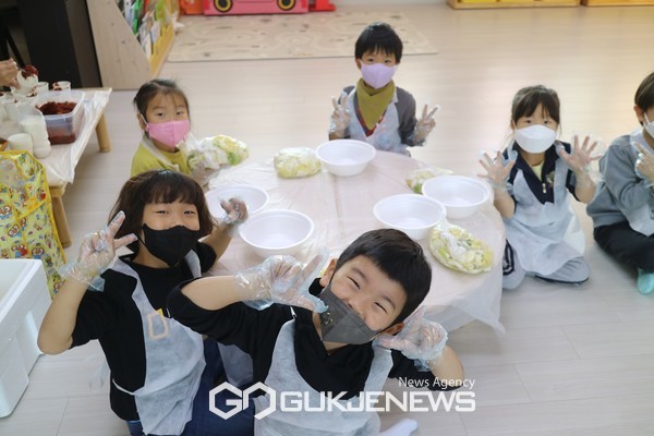  6일 위미초등학교병설유치원 유아들이  직접 김치를 담그면서 전통음식인 김치의 역사와 효능을 배우고 보람과 성취감을 느끼는 경험했다.[사진=위미초등학교병설유치원]