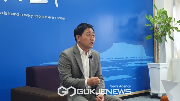 이종우 서귀포 시장이 7일 오전 본지 기자와 취임 100일 맞아 대담을 나누고 있다.[사진=제주인터넷신문방송기자협회]