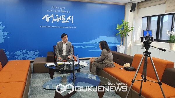 이종우 서귀포 시장이 7일 오전 본지 기자와 취임 100일 맞아 대담을 나누고 있다.[사진=제주인터넷신문방송기자협회]