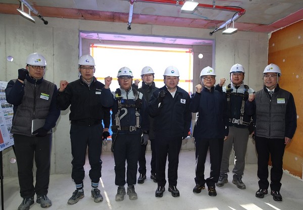 (사진제공=LH) 원희룡 국토교통부장관(오른쪽 네 번째), 이한준 LH사장(오른쪽 세 번째) 등 수서역세권 공공주택건설 현장 관계자들이 기념촬영을 하고 있다.