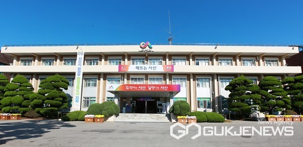 1976년도에 준공된 현 서산시 청사 전경. (자료사진 = 서산시 제공)