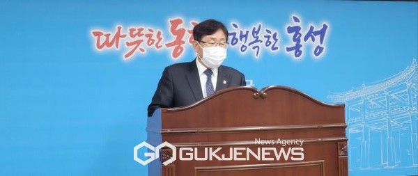 홍성군,고영대 경제과장 브리핑룸에서 언론브리핑 모습(사진=박의규 기자 )