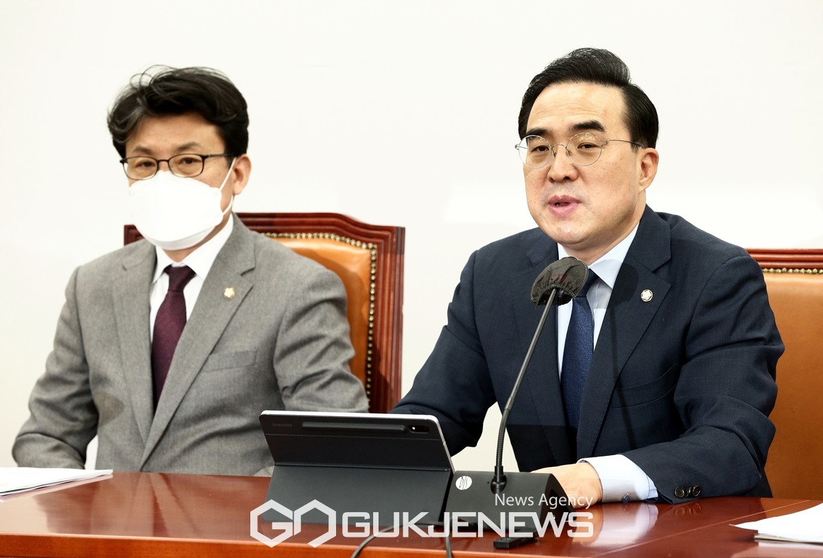 ▲박홍근 더불어민주당 원내대표는 22일 오전 국회에서 정책조정회의를 주재하며 이태원 시민분향소 주변 극우 유튜브들에 대해 정부는 즉각 조치할 것을 촉구하고 있다./사진=원명국 기자