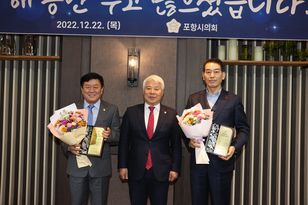    경북의정봉사대상; 수상자 기념 촬영 (사진 죄측부터 김만호 의원, 백인규 의장, 조영원 의원)