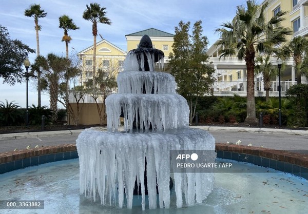 24일(현지시간) 체감온도가 영하 32도까지 떨어진 사우스캐롤라이나 주 찰스턴의 분수대가 꽁꽁 얼어있다. 사진제공/AFP통신