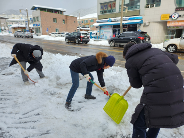 지난 23일에 각 지역구 의원들은 지역구를 방문하여 폭설피해가 없는지 조사하고 위험한 곳은 복구작업을 진행했으며, 신정이&nbsp;의장&nbsp;순창읍&nbsp;시가지의&nbsp;눈을&nbsp;치우느라&nbsp;구슬땀을&nbsp;흘리고&nbsp;있다.(사진=군의회)
