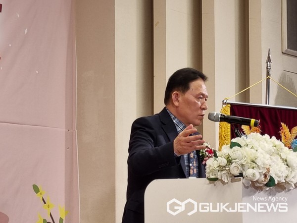 김종암 해운대구장애인협회장이 지난 27일 해운대 그린나래호텔에서 열린 '부산 해우대구장애인협회 후원의밤'에서 환영사를 하고 있다./조하연 기자