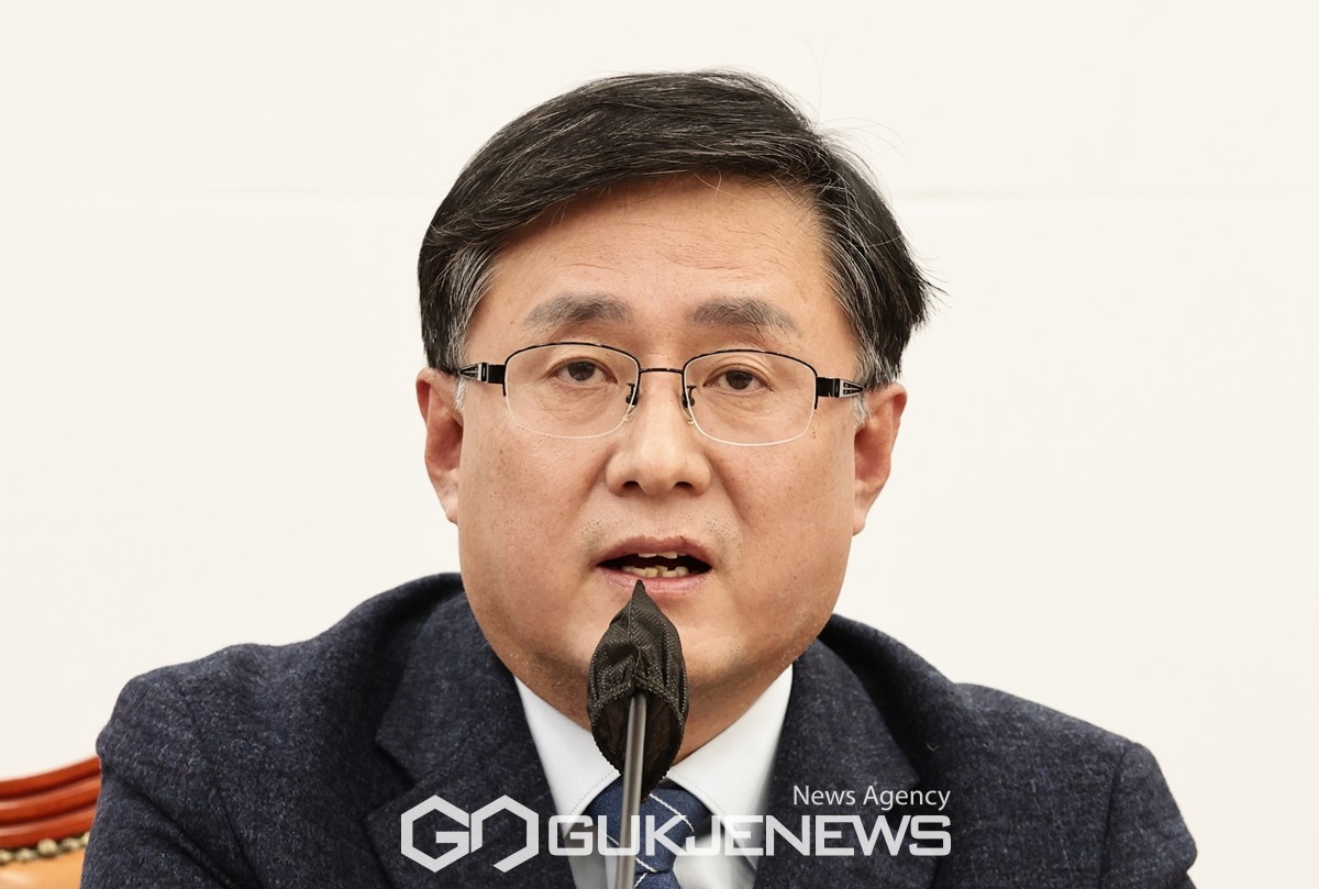 ▲김성환 더불어민주당 정책위의장이 29일 오전 서울 여의도 국회에서 열린 정책조정회의에 참석해 발언을 하고 있다. /사진=원명국 기자