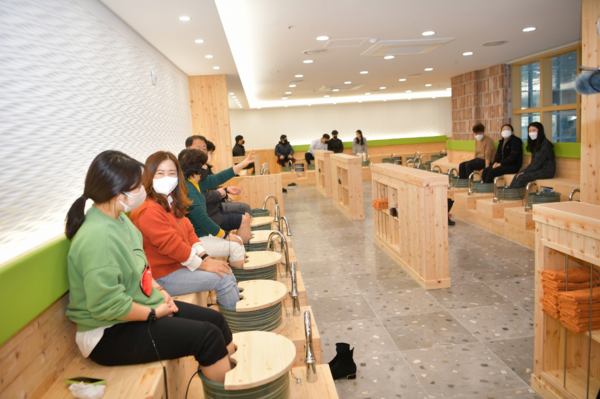 강천힐링스파를&nbsp;오는&nbsp;26일부터&nbsp;운영시간과&nbsp;이용요금을&nbsp;조정해&nbsp;방문객&nbsp;편의를&nbsp;증진한다,사진은&nbsp;족욕카페(사진=순창군)