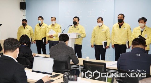 가세로 충남 태안군수가 5일 군청 브리핑실에서 긴급 기자회견을 갖고 지난해 전군민 재난지원금 지급에 위법성이 없었다는 입장을 분명히 했다. 사진은 기자회견 중인 가 군수. (태안군 제공)