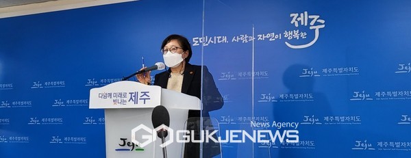 제주도는  5일 오후 2시 30분 제주도청 기사실에서 긴급 기자회견을 열고 제2공항 건설사업과 관련해 국토부가 제주도와 사전 협의 없이 제주 제2공항 전략환경영향평가 협의 재개’를 발표한 사항에 대해 유감을 표했다[사진=문서현 기자]