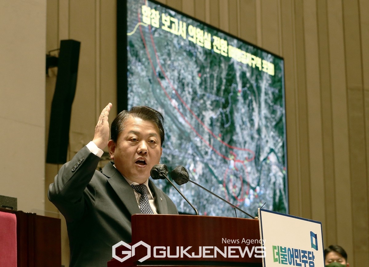(서울=국제뉴스) 더불어민주당 김병주 의원이 6일 오후 서울 여의도 국회에서 열린 의원총회에서 북한 무인기 침투 사건 관련 발언을 하고 있다. /사진=원명국 기자