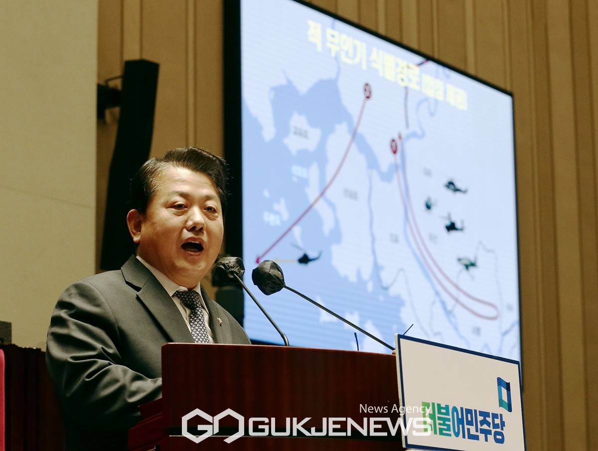 (서울=국제뉴스) 더불어민주당 김병주 의원이 6일 오후 서울 여의도 국회에서 열린 의원총회에서 북한 무인기 침투 사건 관련 발언을 하고 있다. /사진=원명국 기자