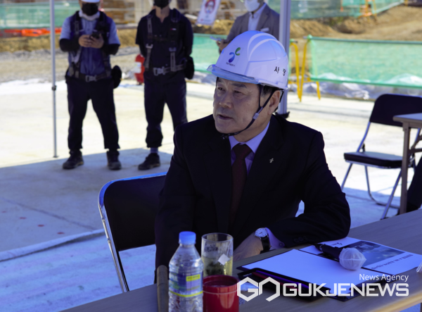 (사진제공=경남개발공사)현장을 찾은 김권수 경남개발공사 사장