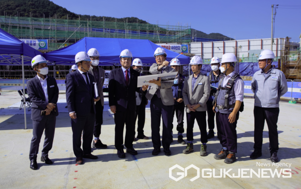 (사진제공=경남개발공사)김권수 사장과 경남개발공사 임직원들