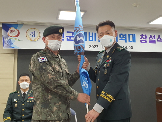 정선군 대회의실에서 열린 정선군 예비군지역대 창설식에서탁희철 여단장(오른쪽)이 전제완 초대 지역대장(왼쪽)에게 부대기를 수여하고 있다.