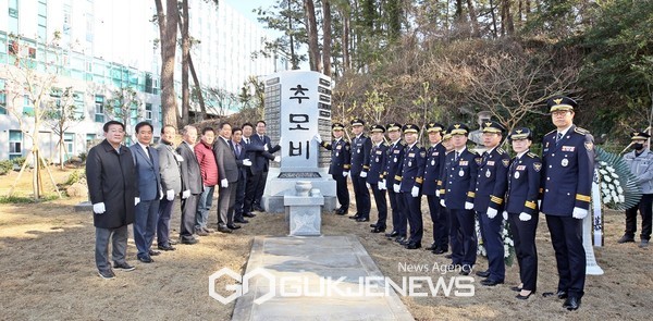 11일 오후 전사·순직경찰관 유가족을 비롯해 제주경찰청, 제주도청 정무부지사, 제주도재향경우회, 제주4·3희생자유족회, 이북5도민회 관계자 등 약 70여명이 참석한 가운데 추모비 제막식을 거행했다.[사진=제주경찰청]