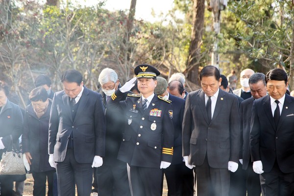  제주4.3희생자유족회와 제주도재향경우회가 처음으로 제주경찰청을 함께 방문, 제주 4·3의 정신인 ‘화해와 상생’의 의미를 되새기며 전사·순직경찰관과 故 문형순 서장을 참배했다.ㅔ-[사진=제주경찰청]