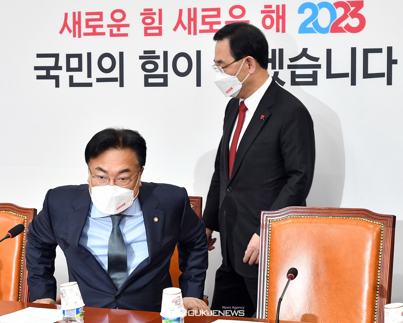 (서울=국제뉴스) 정진석 비대위원장과주호영 국민의힘 원내대표가 12일 오전 서울 여의도 국회에서 열린 비상대책위원회의에 참석하고 있다./사진=이용우기자