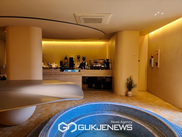 서귀포시 정방동 온천탕을 현대적 감각으로 재해석해 카페, 갤러리, 팝업스토어, 와인바 등을 함께 갖춘 복합문화공간 라바르-갤러리 뮤즈로 운영중에 있다.[사진=라바르-갤러리 뮤즈]