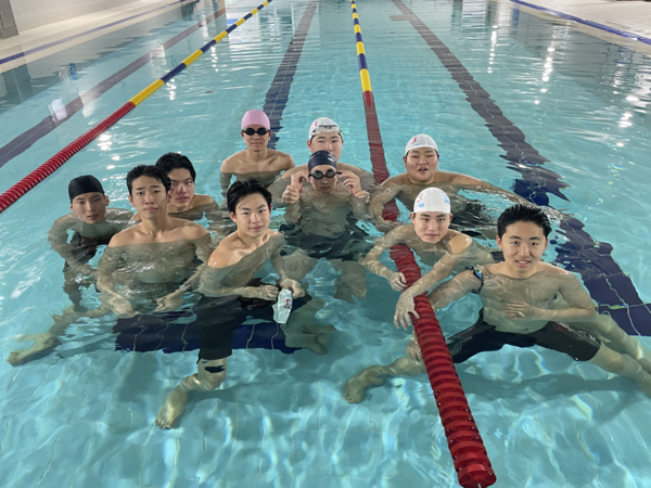 성산고등학교 해양산업과 학생 11명이 지난 26일부터 31일까지  인명구조요원 자격취득 교육과정에 참여해 자격증 취득을 위해 구슬땀을 흘리고 있다.[사진=성산고등학교]